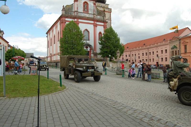 V pondělí dorazil na náměstí do Tachova a Boru konvoj vojenských historických vozidel z Military Car Clubu Plzeň