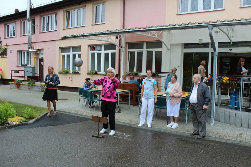 Při Sportovním dnu v DS Kurojedy účastníci soutěžili v sedmi disciplínách.