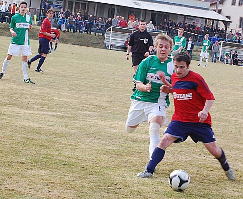  Mužstvo Sparty Dlouhý Újezd si v 1. A třídě „vyšláplo“ na favorizovanou Sušici a vyhrálo 2:0.