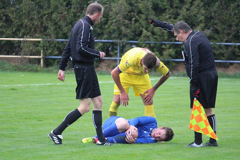 Tatran Chodov (ve žlutém) - TJ Chodský Újezd (v modrém) 2:2 (2:0), PK 3:4.