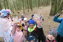 Děti ze třídy Sluníček kladrubské mateřské školy uklízely v lese.