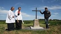 Malá slavnost se konala mezi Tisovou a Lhotkou, kde farář Václav Vojtíšek požehnal novému kříži.