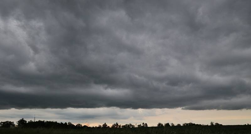 Bouřkové mraky nad Českým lesem a Slavkovským lesem. Záběry z Křížence na Tachovsku.