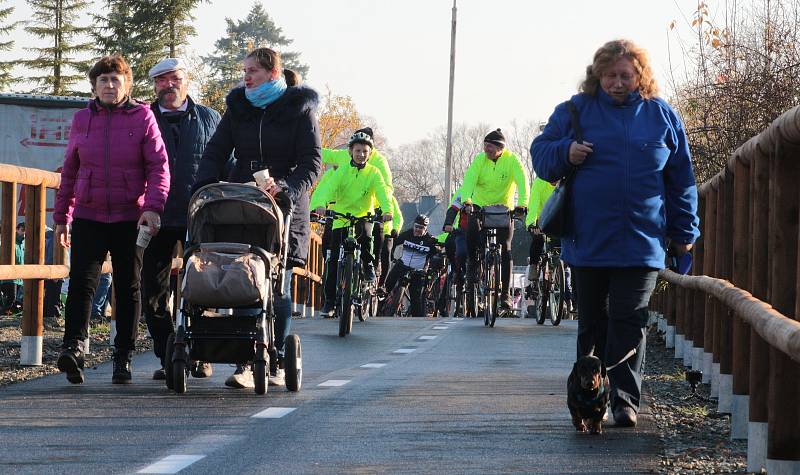 Na novou stezku se po slavnostním otevření vydali cyklisté i pěší rodiče s dětmi.