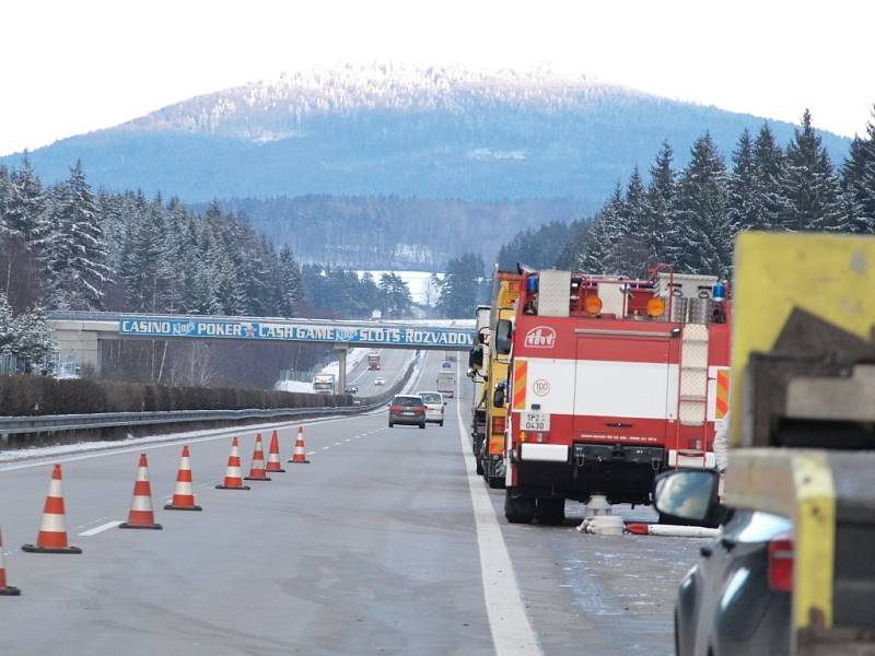 Kamionář havaroval nedaleko hraničního přechodu Rozvadov na 148. kilometru dálnice D5.