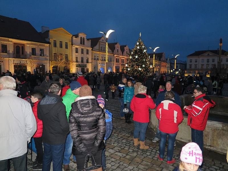 Punčem naplnili čtyři sta pohárků