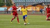 Fotbalisté třetiligového Tachova (v červených dresech) doma přehráli své soupeře z Písku 4:2.