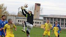 Tatran Chodov (ve žlutém) - TJ Chodský Újezd (v modrém) 2:2 (2:0), PK 3:4.