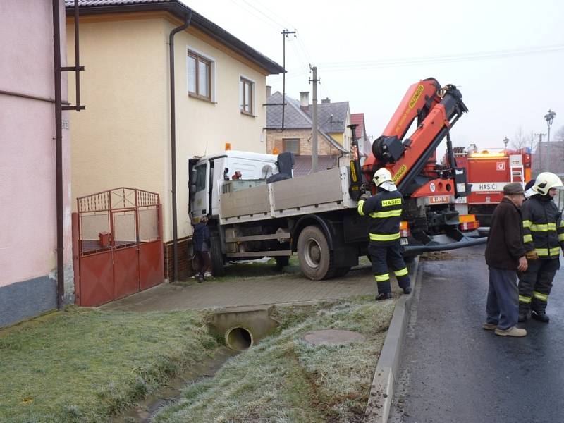 Nehoda nákladního vozu, který narazil v Černošíně do domu.