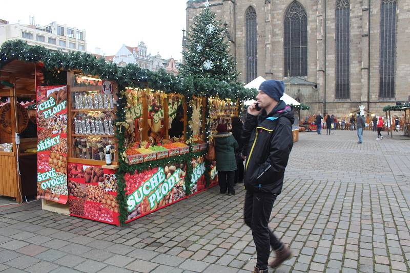 Poslední sobota před vánočními svátky. Adventní a farmářské trhy na plzeňském náměstí a odpoledne v nákupním centru Olympie.