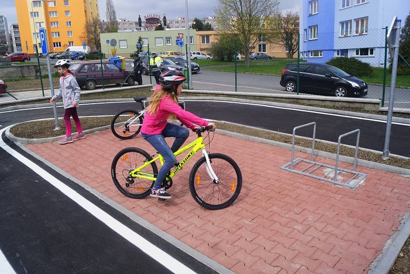 Nové dopravní hřiště v blízkosti Základní školy Zárečná je otevřeno. Během středečního odpoledne jej vyzkoušeli první návštěvníci.