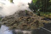 Požár slámy v kontejneru na silnici za Přimdou ve směru na Svatou Kateřinu. Foto: SDH Bor