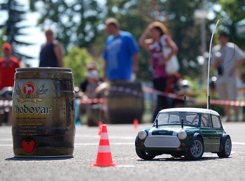 Závody  RC Mini Cooper. Setkání automobilových modelářů.