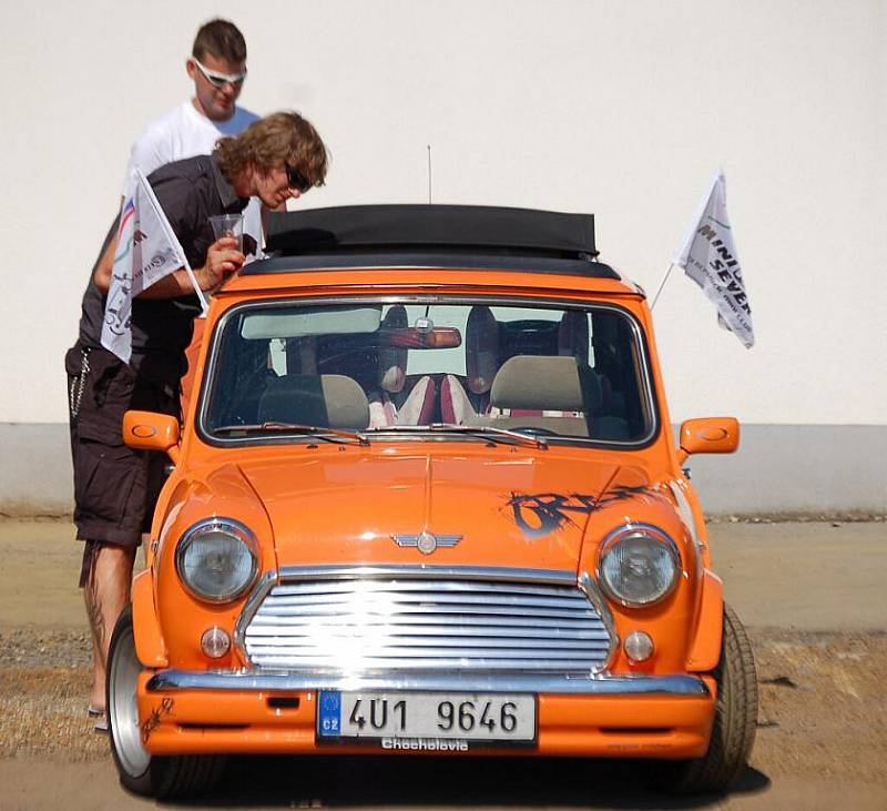 Závody  RC Mini Cooper. Setkání automobilových modelářů.