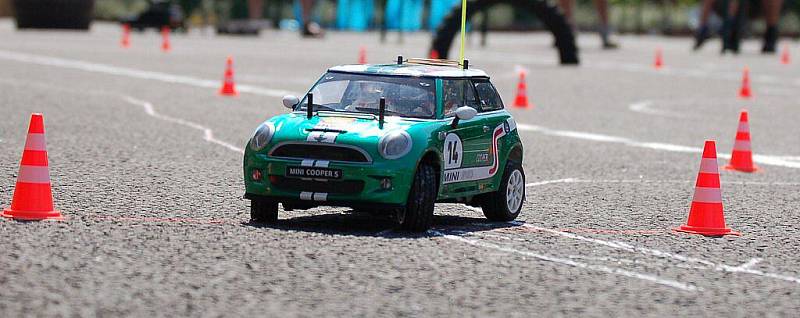 Závody  RC Mini Cooper. Setkání automobilových modelářů.