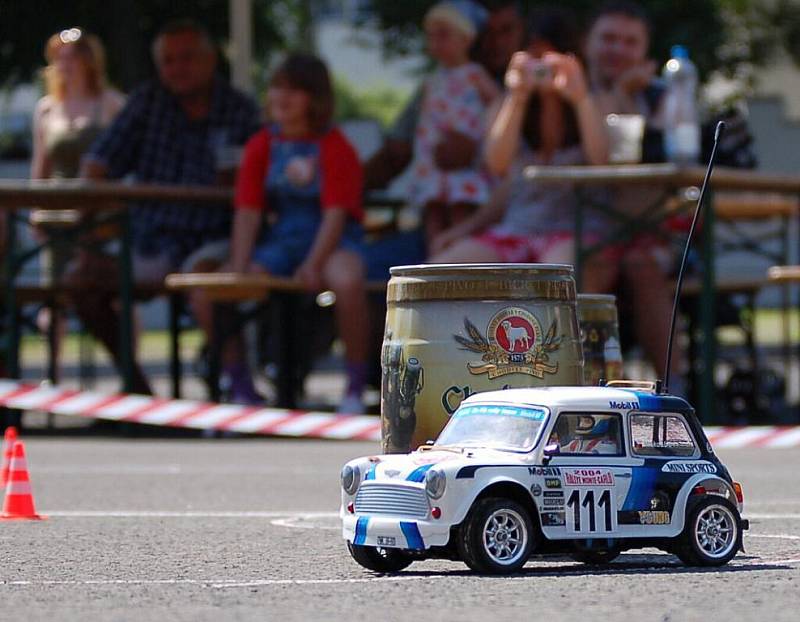 Závody  RC Mini Cooper. Setkání automobilových modelářů.