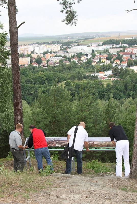 PANORAMATICKOU tabuli instalovali na stříbrském vrchu Ronšperku členové hornicko-historického spolku.