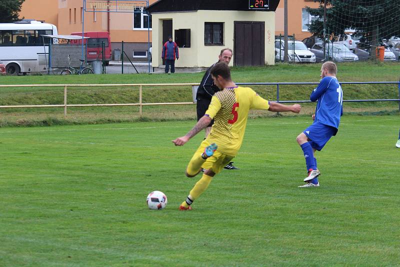 Tatran Chodov (ve žlutém) - TJ Chodský Újezd (v modrém) 2:2 (2:0), PK 3:4.