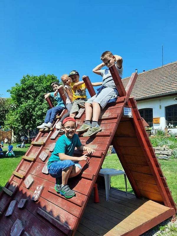 Děti se těšily do Pohádkového statku, krmily zvířata a hrály si