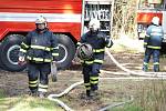 Devět hasičských jednotek zdolávalo požár lesa nedaleko Labutě.