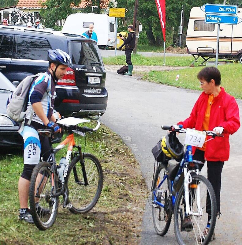 V Nové Vsi u Přimdy startoval Superior Bike Adventure, bodovací cyklistický závod dvojic.