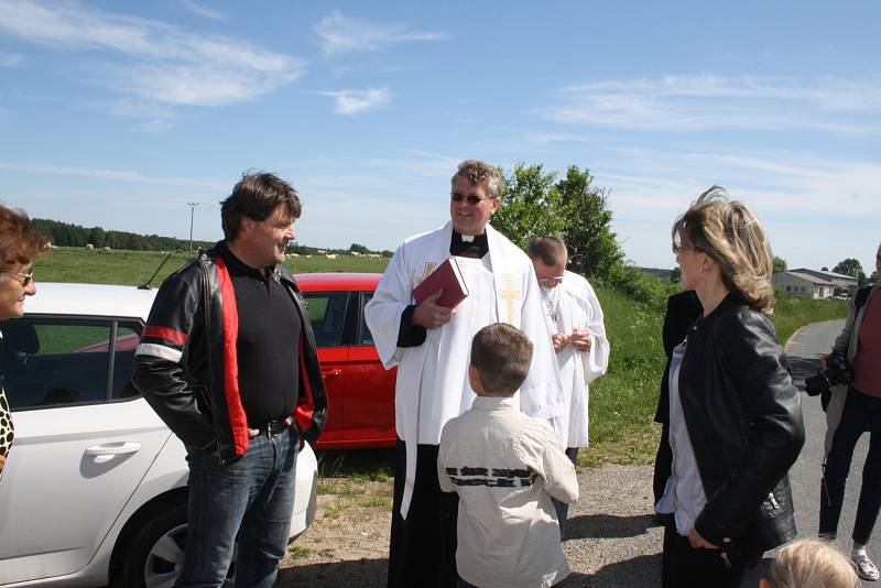 Malá slavnost se konala mezi Tisovou a Lhotkou, kde farář Václav Vojtíšek požehnal novému kříži.