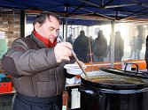 GULÁŠOVÉ POLÉVKY navařili kuchaři v pivnici U Štěpána 250 porcí; během odpoledne většinu rozdali.