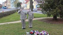 Zástupci města a armády položili v pondělí odpoledne květiny k památníku americké armádě v Tachově.