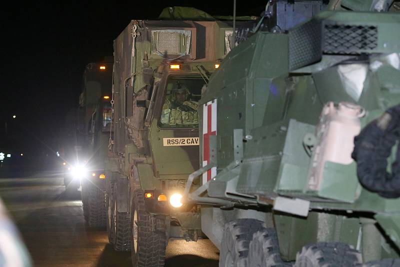 První část amerického konvoje, který projede Českou republikou, dorazila v úterý večer na Rozvadov. Přesun až 1 200 vojáků a 500 kusů techniky je součástí aliančního cvičení Saber Strike 2022, které se uskuteční v první polovině března na Slovensku.