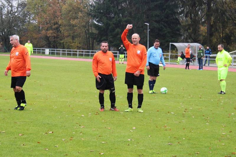 Slavoj Chodová Planá B (ve žlutém) - Sokol Brod (v oranžovém) 0:3 (0:2).