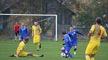 Tatran Chodov (ve žlutém) - TJ Chodský Újezd (v modrém) 2:2 (2:0), PK 3:4.