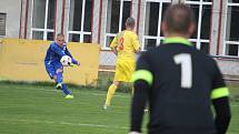 Tatran Chodov (ve žlutém) - TJ Chodský Újezd (v modrém) 2:2 (2:0), PK 3:4.