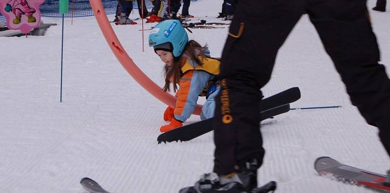 Předškoláci vyrazili na svah do lázní, učí se lyžovat