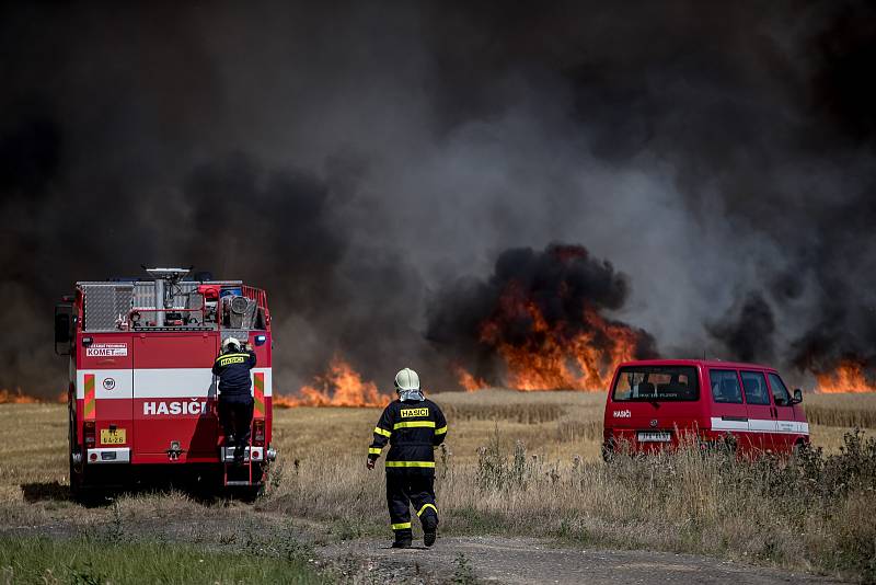 Požár pole u Těchlovic na Tachovsku.