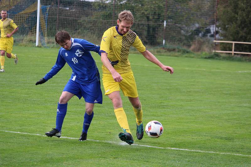 Tatran Chodov (ve žlutém) - TJ Chodský Újezd (v modrém) 2:2 (2:0), PK 3:4.