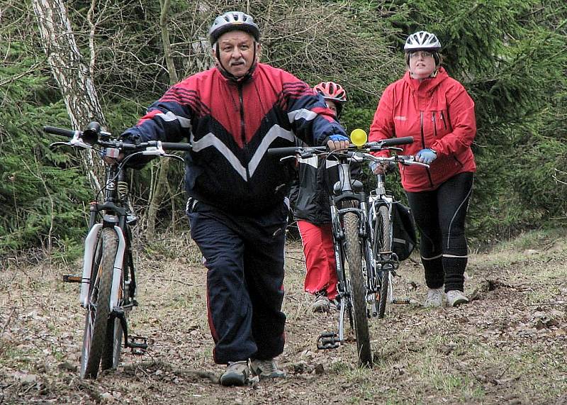 První jarní kilometry mají za sebou cyklisti z tachovského cykloklubu Nežeňme se.