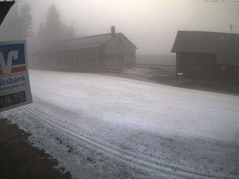 Bavorské zimní středisko Silberhütte, jak ho zachytila webová kamera v pátek odpoledne. Roztávají zbytky posledního sněhu.