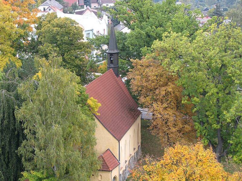 Pohled na okresní město Tachov z lešení u věže kostela Nanebevzetí Panny Marie.