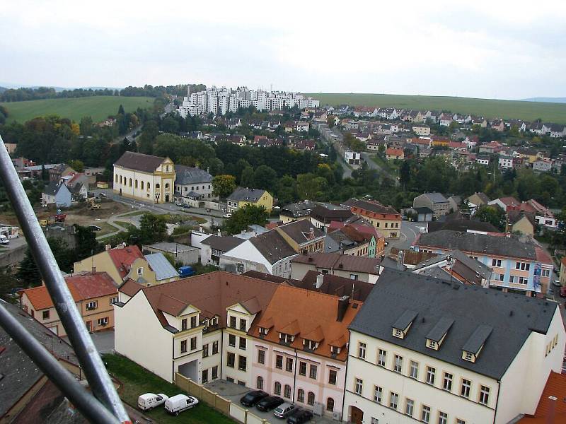 Pohled na okresní město Tachov z lešení u věže kostela Nanebevzetí Panny Marie.