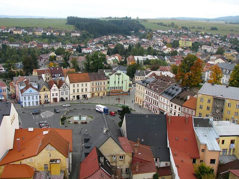 Pohled na okresní město Tachov z lešení u věže kostela Nanebevzetí Panny Marie.