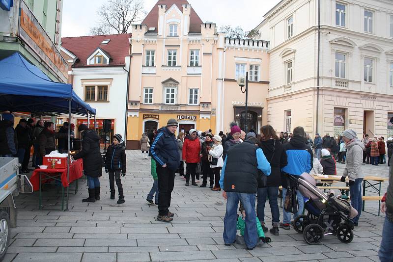 GULÁŠOVÉ POLÉVKY navařili kuchaři v pivnici U Štěpána 250 porcí; během odpoledne většinu rozdali.