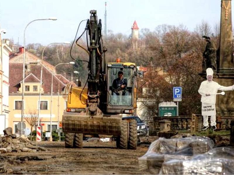 STAVEBNÍ FIRMA z Chodové Plané má, podle obchodníků, nízkou produktivitu práce. Město se ale stavařů zastalo. 