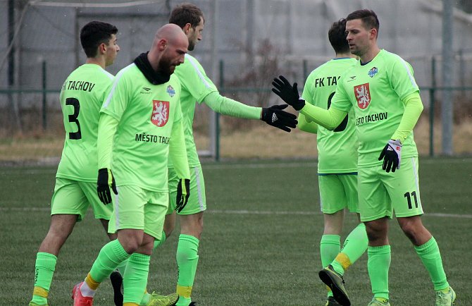Fotbalisté FK Tachov (na archivním snímku hráči ve svítivých dresech) hrají s Holýšovem. 