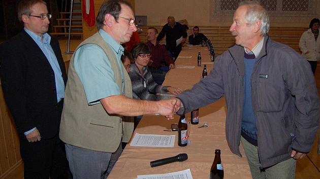 Právě zvolený starosta Ctirad Hirš (vlevo) přijímá gratulace spoluobčanů.
