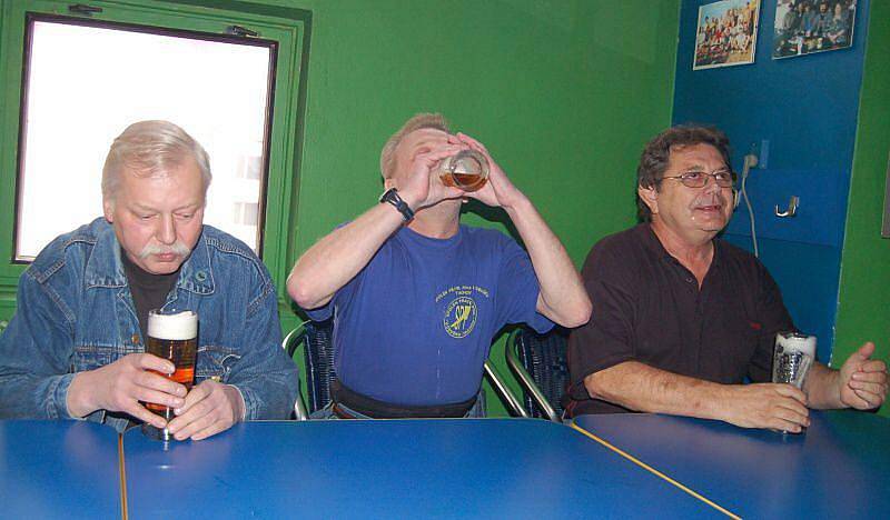 Družstva soutěžila v pití piva