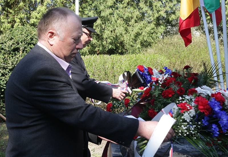 Uctili památku obětí fašismu pohřbených na Pístově