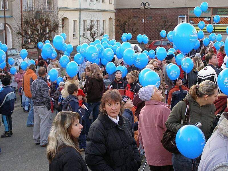 Kladrubští vypustili 314 balónků s přáníčky.