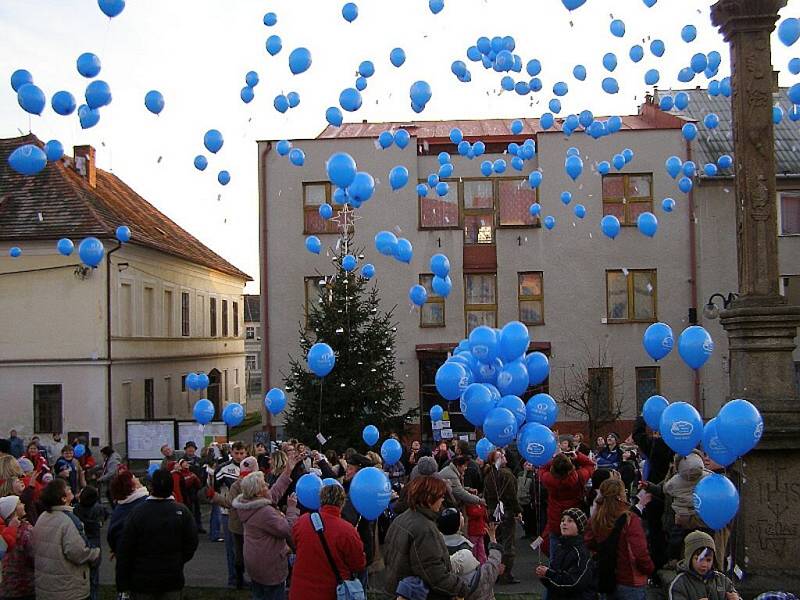 Kladrubští vypustili 314 balónků s přáníčky.