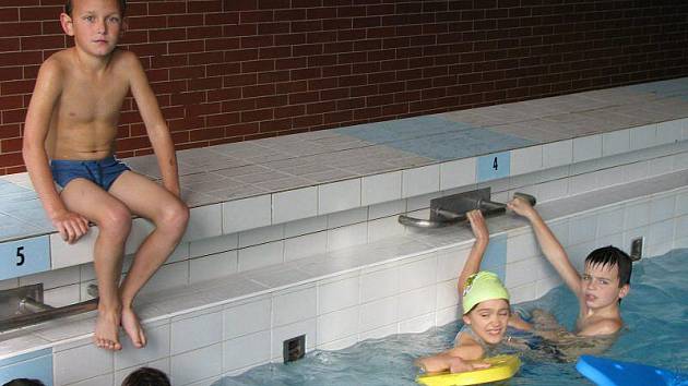 Žáci třetích ročníků Základní školy Gagarinova ve Stříbře se v rámci školní výuky jezdí učit plavat do plaveckého bazénu v Tachově.