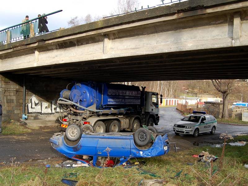 Škoda 120 prorazila zábradlí na mostě a spadla do šestimetrové hlouby na břeh řeky Mže ve Stříbře.